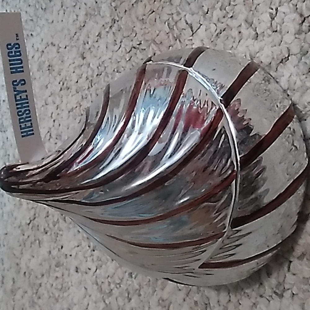 Kiss shaped candy bowl